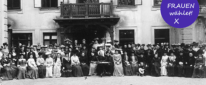 General assembly of the Federation of Austrian Women's Associations in front of Marianne Hainisch's house in 1903
