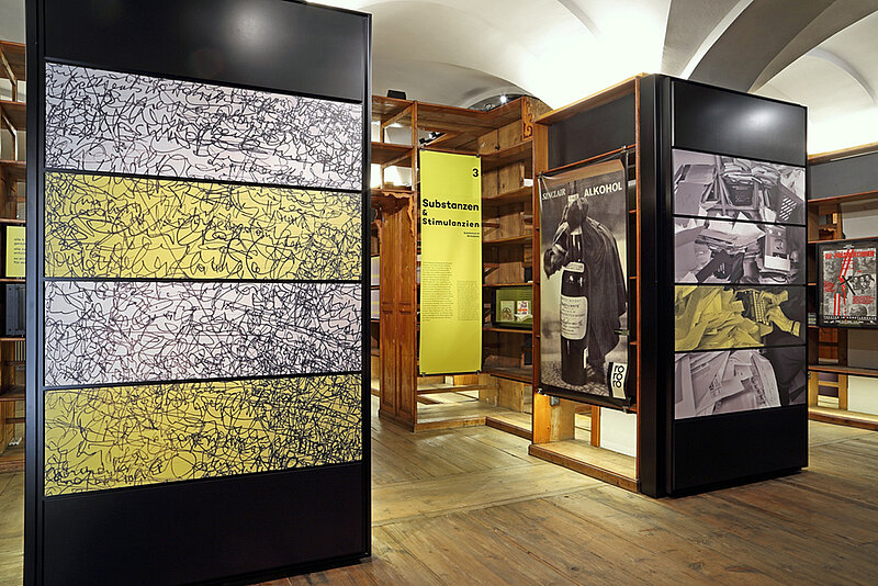 Bücherregale mit Kunstwerken in Gelb-Weiß im Literaturmuseum