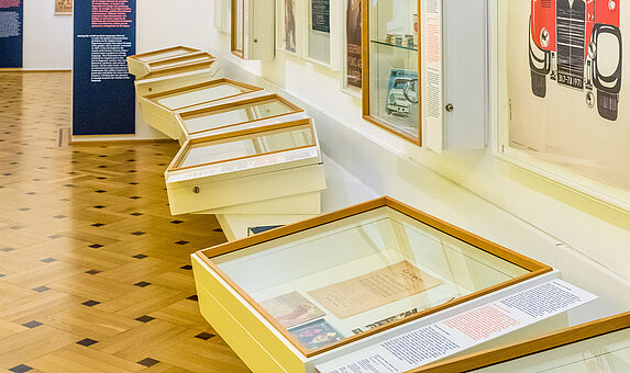 Vitrinen mit Esperanto-Objekten in einem Museum