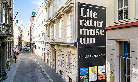 Straße mit Gebäuden, auf dem rechten Haus steht "Literaturmuseum"