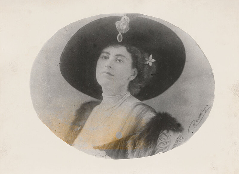 Porträt von Frau mit großem Hut und Perlenkette, schwarz-weiß