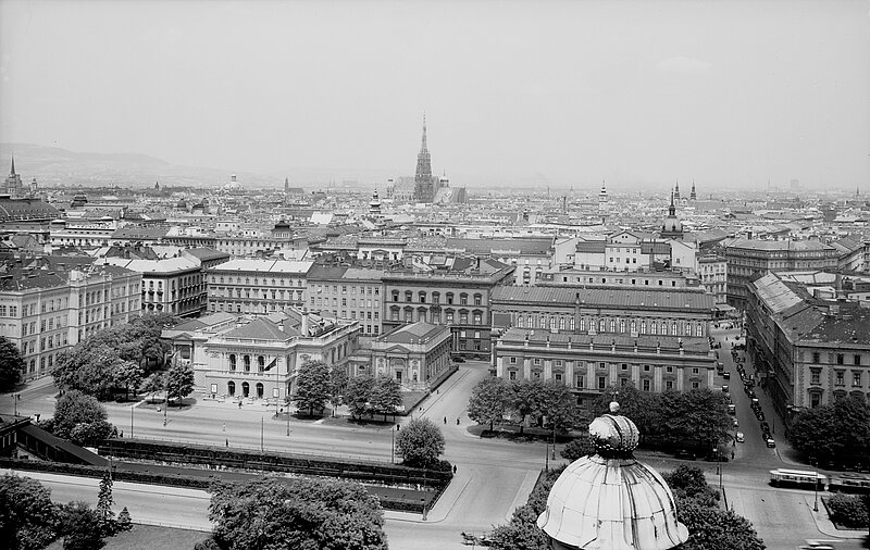 Schwarzweiß-Fotografie, Blick von der Kuppel der Karlskirche über Künstlerhaus und Musikverein