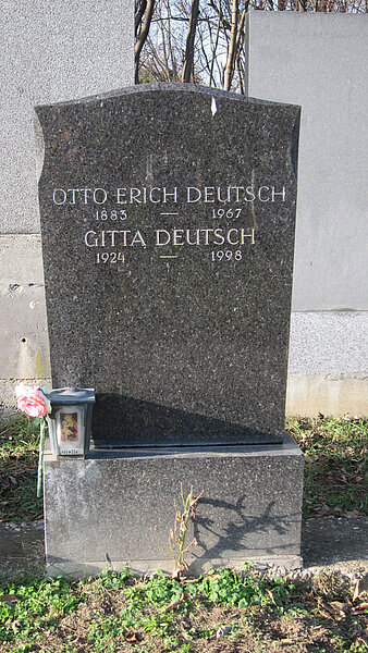 Grab von Otto Erich und Gitta Deutsch, grauer Grabstein