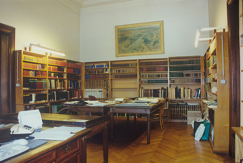 Lesesaal mit Bücherregalen, Tischen und Gemälde