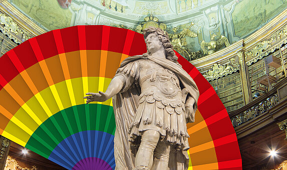 Foto von Statue in barockem Saal, dahinter ein Fächer in Regenbogenfarben.