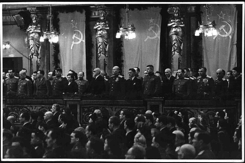 Schwarzweiß-Fotografie, uniformierte Personen im Musikvereinssaal, Befreiungsfeier der Sowjetunion