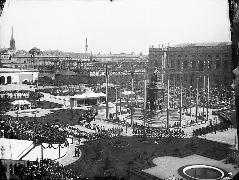 Foto in Schwarz-Weiß, Denkmal auf Platz mit Menschenmenge