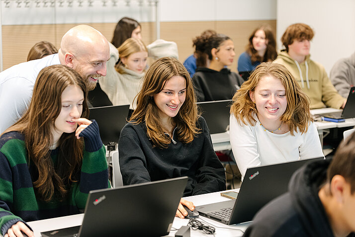 Schüler*innen bei einem Training im Center für Informations- u. Medienkompetenz (CIM) der Österreichischen Nationalbibliothek