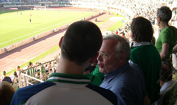 WSD und andere beim Wiener Derby auf der Tribüne des Ernst-Happel-Stadions