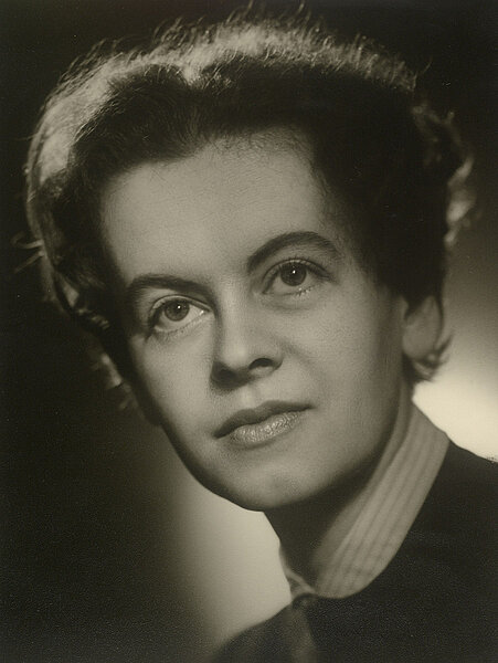 Foto einer Frau mit Hochsteckfrisur, schwarz-weiß