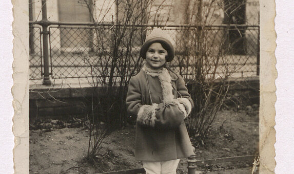 Fotografie von Ruth Klüger als etwa 6-Jährige im Esterházypark in Wien, um 1936 (Quelle: VL Klüger).