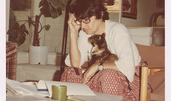 “Cat lady” Ruth Klüger in her house in California, around 1970 (Source: VL Klüger)