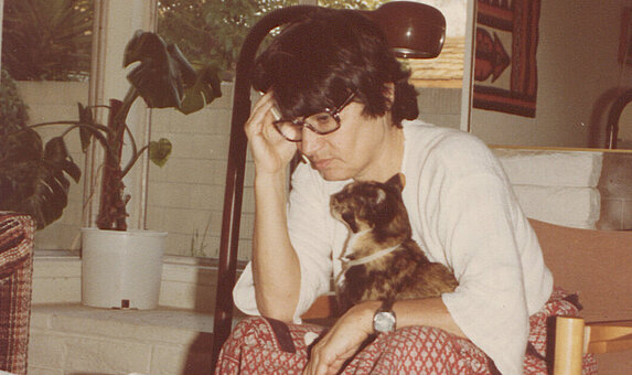 “Cat lady” Ruth Klüger in her house in California, around 1970 (Source: VL Klüger)