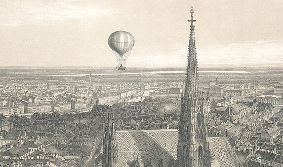 Schwarz-weißes Zeichnung von Stadt mit Kirchturm und Heißluftballon.