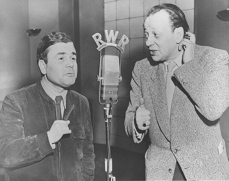 Franz Böheim und Ernst Waldbrunn vor dem Mikrophon des Senders Radio 'Rot-Weiß-Rot', schwarz-weiß